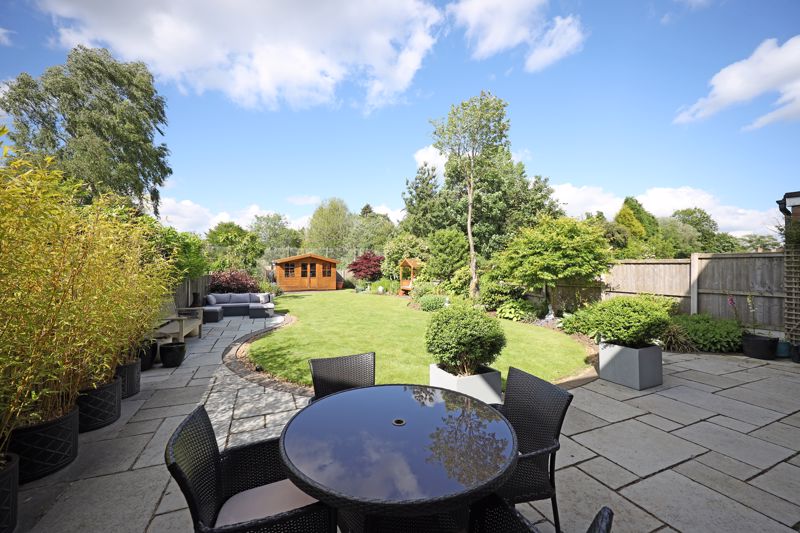 Paris Avenue, Westlands Follwells